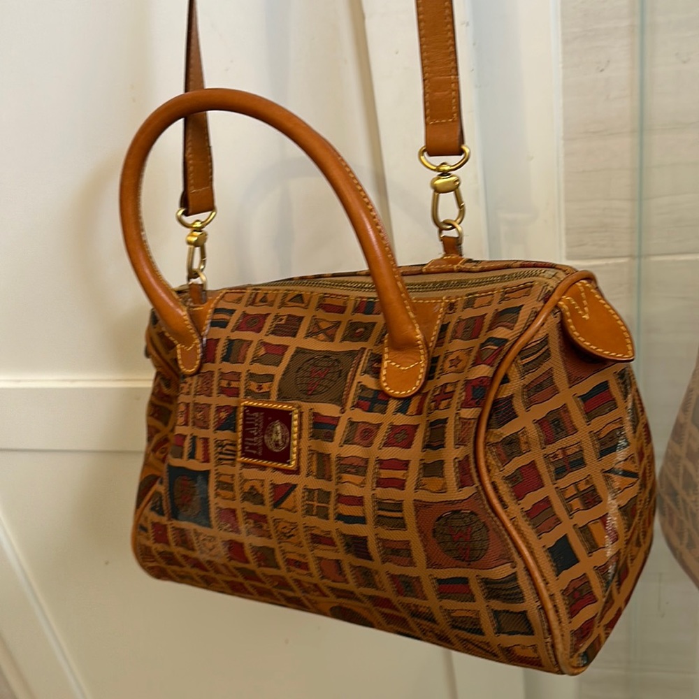 Ukases Alviero Martini pocket book with removal shoulder strap.